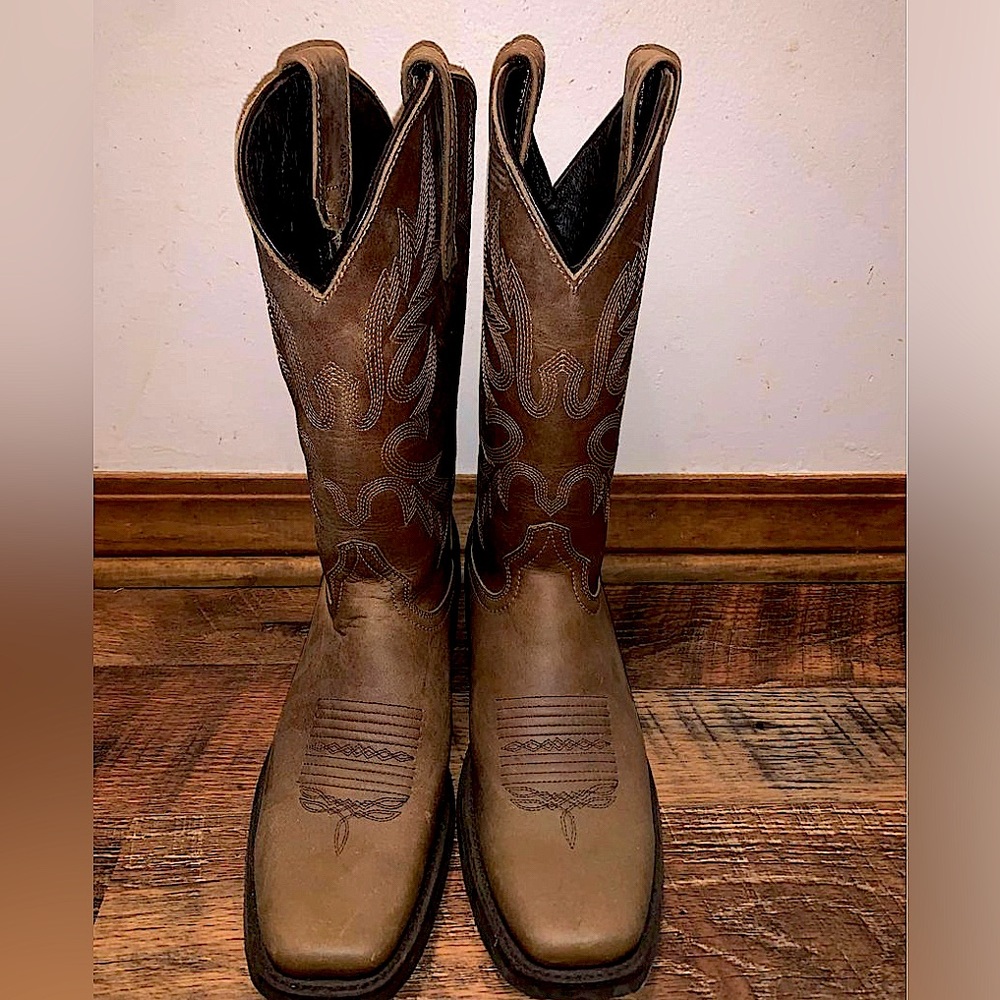 Masterson Boot Co. brand, snip toed boots, good grip on bottom